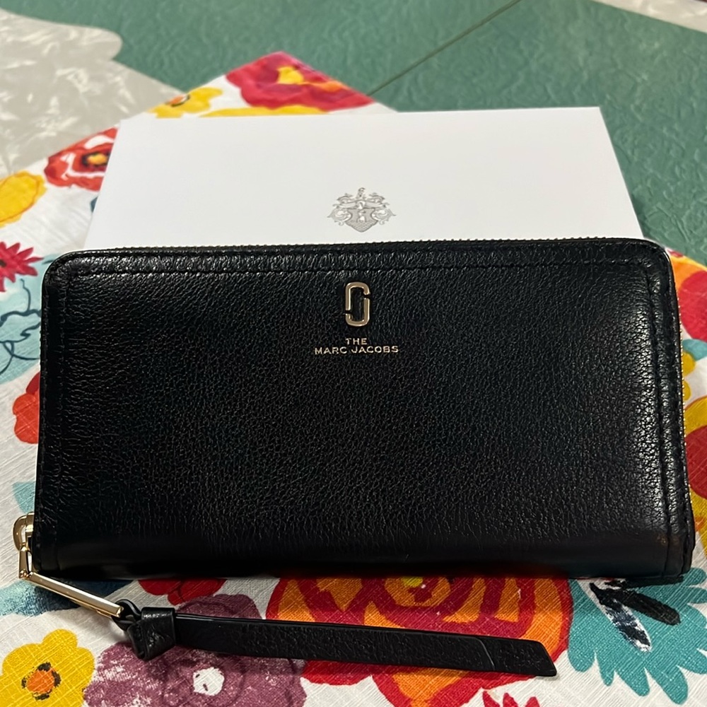 Marc Jacobs wallet in black leather.